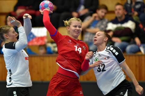 Handball, Damen Länderspiel, Tschechien - Schweiz Pripravny turnaj hazenkarek O stit mesta Chebu: CR - Svycarsko, 22. listopadu 2018 v Chebu. Zleva Xenia Hodelova ze Svycarska, Kamila Kordovska z CR a Anina Veitova ze Svycarska.. CTKPhotoP201811220795101  KBS_12