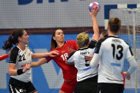 Handball, Damen Länderspiel, Tschechien - Schweiz Pripravny turnaj hazenkarek O stit mesta Chebu: CR - Svycarsko, 22. listopadu 2018 v Chebu. Zleva Noelle Freyova ze Svycarska, Iveta Luzumova z CR, Lisa Freyova ze Svycarska, Helena Rysankova z CR a Xenia Hodelova ze Svycarska. CTKPhotoP201811220799201  KBS_09