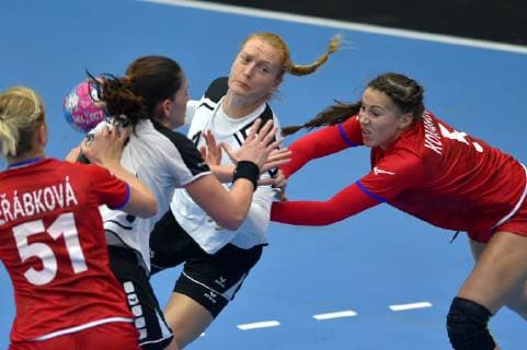 Handball, Damen Länderspiel, Tschechien - Schweiz Pripravny turnaj hazenkarek O stit mesta Chebu: CR - Svycarsko, 22. listopadu 2018 v Chebu. Zleva Dominika Zachova z CR, Noelle Freyova a Romy Morfova ze Svycarska a Sara Kovarova z CR. CTKPhotoP201811220817701  KBS_01