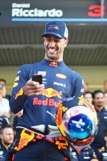 23 11 2018 xekx Formula 1 FIA Grand Prix Abu Dhabi 2018 Training emspor v l Last race for Red Bull Racing Daniel Ricciardo AUS 3 Aston Martin Red Bull Racing DFL DFB REGULATIONS PROHIBIT ANY USE OF PHOTOGRAPHS as IMAGE SEQUENCES and or QUASI VIDEO Abu Dhabi eel-fotografie Eberhard Krieger