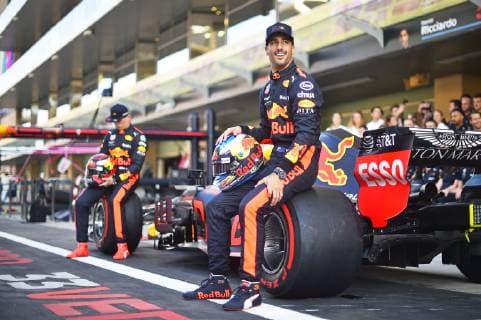23 11 2018 xekx Formula 1 FIA Grand Prix Abu Dhabi 2018 Training emspor v l Last race for Red Bull Racing Daniel Ricciardo AUS 3 Aston Martin Red Bull Racing DFL DFB REGULATIONS PROHIBIT ANY USE OF PHOTOGRAPHS as IMAGE SEQUENCES and or QUASI VIDEO Abu Dhabi eel-fotografie Eberhard Krieger