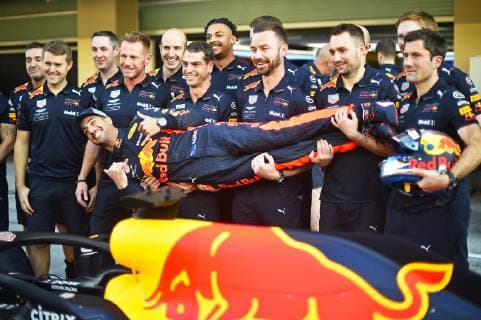23 11 2018 xekx Formula 1 FIA Abu Dhabi Grand Prix 2018 Training emspor v l Last race for Red Bull Racing Daniel Ricciardo AUS 3 Aston Martin Red Bull Racing is celebrated by his mechanics DFL DFB REGULATIONS PROHIBIT ANY USE OF PHOTOGRAPHS as IMAGE SEQUENCES and or QUASI VIDEO Abu Dhabi eel-fotografie Eberhard Krieger