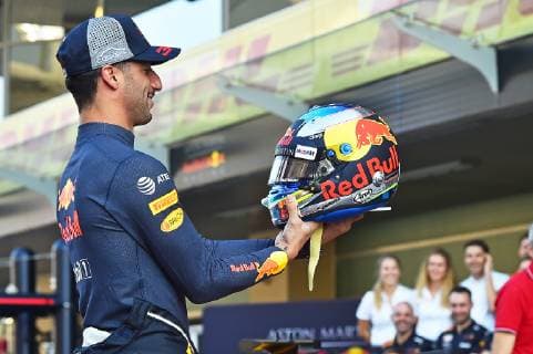 23 11 2018 xekx Formula 1 FIA Abu Dhabi Grand Prix 2018 Training emspor v l Daniel Ricciardo AUS 3 Aston Martin Red Bull Racing assessed his helmet Ricciardos final race for Red Bull Racing DFL DFB REGULATIONS PROHIBIT ANY USE OF PHOTOGRAPHS as IMAGE SEQUENCES and or QUASI VIDEO Abu Dhabi eel-fotografie Eberhard Krieger
