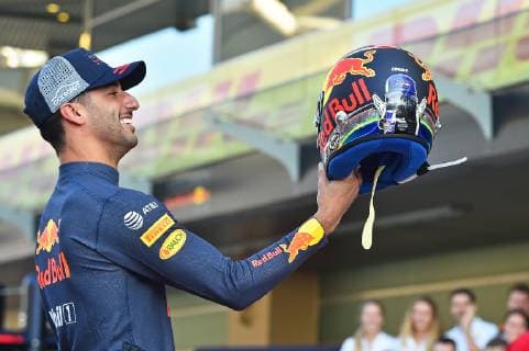 23 11 2018 xekx Formula 1 FIA Abu Dhabi Grand Prix 2018 Training emspor v l Daniel Ricciardo AUS 3 Aston Martin Red Bull Racing assessed his helmet Ricciardos final race for Red Bull Racing DFL DFB REGULATIONS PROHIBIT ANY USE OF PHOTOGRAPHS as IMAGE SEQUENCES and or QUASI VIDEO Abu Dhabi eel-fotografie Eberhard Krieger
