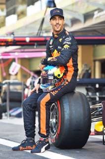 23 11 2018 xekx Formula 1 FIA Abu Dhabi Grand Prix 2018 Training emspor v l Daniel Ricciardo AUS 3 Aston Martin Red Bull Racing Final race for Red Bull Racing DFL DFB REGULATIONS PROHIBIT ANY USE OF PHOTOGRAPHS as IMAGE SEQUENCES and or QUASI VIDEO Abu Dhabi eel-fotografie Eberhard Krieger