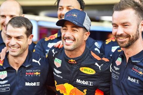 23 11 2018 xekx Formula 1 FIA Abu Dhabi Grand Prix 2018 Training emspor v l Daniel Ricciardo AUS 3 with his mechanics Aston Martin Red Bull Racing final race for Red Bull Racing DFL DFB REGULATIONS PROHIBIT ANY USE OF PHOTOGRAPHS as IMAGE SEQUENCES and or QUASI VIDEO Abu Dhabi eel-fotografie Eberhard Krieger