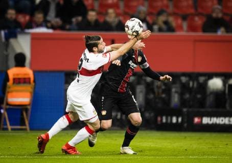 Leverkusen, 23.11.2018 Handspiel von Emiliano Zapata Insua (VfB) außerhalb des 16er, Lars Bender (Leverkusen), so dass Schiedsrichter Robert Schröder den Elfmeter zurücknimmt Bayer Leverkusen - VfB Stuttgart *** Leverkusen 23 11 2018 handball by Emiliano Zapata Insua VfB outside 16er Lars Bender Leverkusen so referee Robert Schröder takes back the penalty Bayer Leverkusen VfB Stuttgart