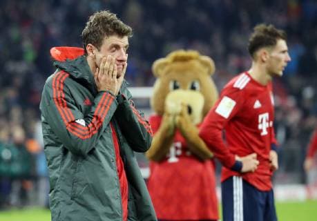 Sport Themen der Woche KW47 Sport Bilder des Tages Bayern - Düsseldorf 3:3 nach Spielende: Thomas Müller, Maskottchen und Leon Goretzka München Bayern Deutschland Allianzarena *** Bayern Düsseldorf 3 3 after end of game Thomas Müller mascot and Leon Goretzka Munich Bavaria Germany Allianzarena