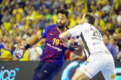 Kielce , Hala Legionow 24.11.2018 pilka reczna Velux Liga Mistrzow 2018 2019 Grupa A Vive Kielce - Barca Lassa NZ Timothey N Guessan ( FCB ) Mariusz Jurkiewicz ( VIVE ) FOT Michal Nowak Newspix.pl Kielce , Legion s Hall 24.11.2018 sport handball Velux EHF Men s Champions League Group Phase Group A Vive Kielce - Barca Lassa FC Barcelona Barca photo by Michal Nowak Newspix.pl --- Newspix.pl  181124MIN_324