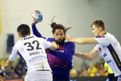 Kielce , Hala Legionow 24.11.2018 pilka reczna Velux Liga Mistrzow 2018 2019 Grupa A Vive Kielce - Barca Lassa NZ Angel Fernandez Perez ( VIVE ) Gilberto Duarte ( FCB ) Arciom Karalok ( VIVE ) FOT Michal Nowak Newspix.pl Kielce , Legion s Hall 24.11.2018 sport handball Velux EHF Men s Champions League Group Phase Group A Vive Kielce - Barca Lassa FC Barcelona Barca photo by Michal Nowak Newspix.pl --- Newspix.pl  181124MIN_330