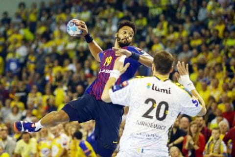 Kielce , Hala Legionow 24.11.2018 pilka reczna Velux Liga Mistrzow 2018 2019 Grupa A Vive Kielce - Barca Lassa NZ Timothey N Guessan ( FCB ) Mariusz Jurkiewicz ( VIVE ) FOT Michal Nowak Newspix.pl Kielce , Legion s Hall 24.11.2018 sport handball Velux EHF Men s Champions League Group Phase Group A Vive Kielce - Barca Lassa FC Barcelona Barca photo by Michal Nowak Newspix.pl --- Newspix.pl  181124MIN_332