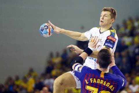 Kielce , Hala Legionow 24.11.2018 pilka reczna Velux Liga Mistrzow 2018 2019 Grupa A Vive Kielce - Barca Lassa NZ Uladzislau Kulesh ( VIVE ) Ludovic Fabregas ( FCB ) FOT Michal Nowak Newspix.pl Kielce , Legion s Hall 24.11.2018 sport handball Velux EHF Men s Champions League Group Phase Group A Vive Kielce - Barca Lassa FC Barcelona Barca photo by Michal Nowak Newspix.pl --- Newspix.pl  181124MIN_345