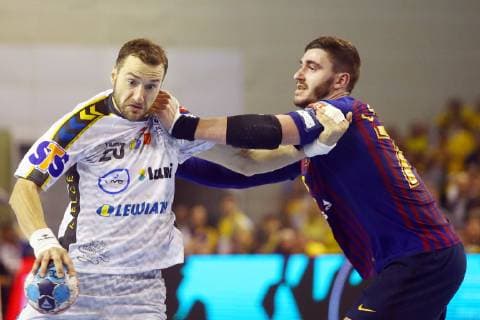 Kielce , Hala Legionow 24.11.2018 pilka reczna Velux Liga Mistrzow 2018 2019 Grupa A Vive Kielce - Barca Lassa NZ Mariusz Jurkiewicz ( VIVE ) Ludovic Fabregas ( FCB ) FOT Michal Nowak Newspix.pl Kielce , Legion s Hall 24.11.2018 sport handball Velux EHF Men s Champions League Group Phase Group A Vive Kielce - Barca Lassa FC Barcelona Barca photo by Michal Nowak Newspix.pl --- Newspix.pl  181124MIN_349