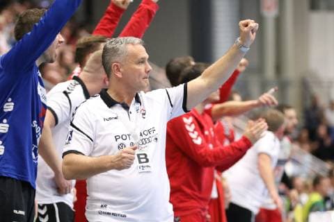 Cheers from Kay Rothenpieler coach ASV Hamm Westfalen ASV Hamm Westfalen vs VfL Eintracht Hagen Handball 2 Bundesliga 24 11 2018 ASV Hamm Westfalen vs VfL Eintracht Hagen Handball 2 Bundesliga 24 11 2018 Hamm Copyright: xEibner Jan_Strohdiekx EP_JSK
