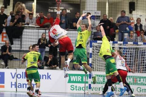 Mex Raguse ASV Hamm Westfalen 8 throws against Dominik Waldhof VfL Eintracht Hagen 26 middle and Tilman Proehl VfL Eintracht Hagen 9 right ASV Hamm Westfalen vs. VfL Eintracht Hagen Handball 2 Bundesliga 24 11 2018 ASV Hamm Westfalen vs. VfL Eintracht Hagen Handball 2 Bundesliga 24 11 2018 Hamm Copyright: xEibner Jan_Strohdiekx EP_JSK