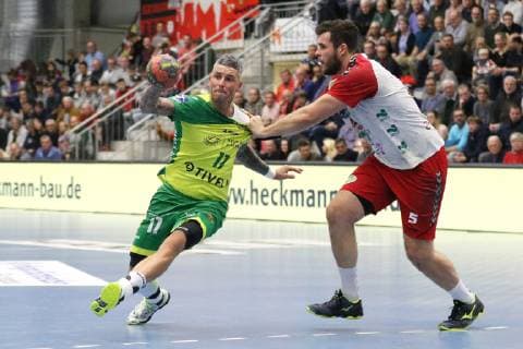 Bartosz Konitz VfL Eintracht Hagen 17 against Jan Brosch ASV Hamm Westfalen 5 right ASV Hamm Westfalen vs VfL Eintracht Hagen Handball 2 Bundesliga 24 11 2018 ASV Hamm Westfalen vs VfL Eintracht Hagen Handball 2 Bundesliga 24 11 2018 Hamm Copyright: xEibner Jan_Strohdiekx EP_JSK