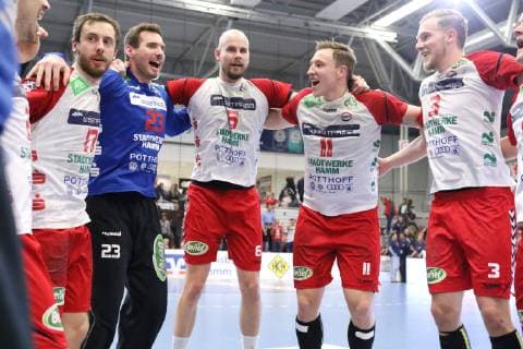 Victory celebration at v l Soeren Suedmeier ASV Hamm Westfalen 17 Oliver Krechel ASV Hamm Westfalen 23 Markus Fuchs ASV Hamm Westfalen 6 Jakob Schwabe ASV Hamm Westfalen 11 Fabian Huesmann ASV Hamm Westfalen 3 ASV Hamm Westfalen vs VfL Eintracht Hagen Handball 2 Bundesliga 24 11 2018 ASV Hamm Westfalen vs VfL Eintracht Hagen Handball 2 Bundesliga 24 11 2018 Hamm Copyright: xEibner Jan_Strohdiekx EP_JSK
