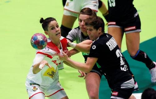 Alicia Fernandez from Spain in action against Ina Grossmann (R) from Germany, during the match of the International Tournament of Spain, at the Pitiu Rochel pavilion, in Alicante, Spain, 24 November 2018. Spain vs Germany !ACHTUNG: NUR REDAKTIONELLE NUTZUNG!  Copyright: xManuelxLorenzox GRAF5866 20181125-636787041262983843