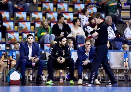 25 11 2018 xlakx EHF Cup 3 Round Fuechse Berlin Aalborg Handbold emspor 2 v l Silvio Heinevetter Fuechse Berlin 12 injured Mattias Zachrisson Fuechse Berlin 21 Velimir Petkovic Coach Fuechse Berlin Berlin