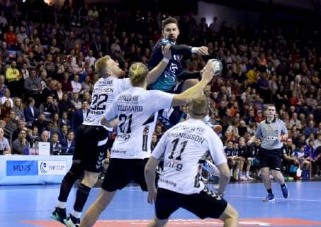 25 11 2018 xlakx EHF Cup 3 Round Fuechse Berlin Aalborg Handbold emspor v l Jump throw Fabian Wiede Fuechse Berlin 3 René Antonsen Aalborg Handbold 22 Henrik Mollgaard Aalborg Handbold 21 Omar Ingi Magnusson Aalborg Handbold 11 Berlin