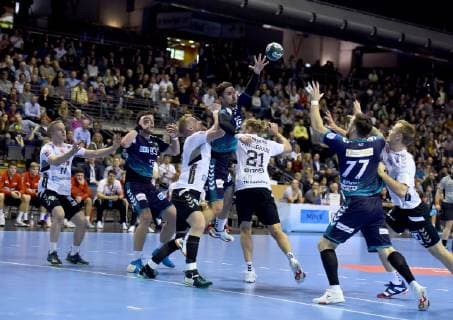25 11 2018 xlakx EHF Cup 3 Round Fuechse Berlin Aalborg Handbold emspor v l Omar Ingi Magnusson Aalborg Handbold 11 Mijajlo Marsenic Fuechse Berlin 93 am Ball Fabian Wiede Fuechse Berlin 3 Henrik Mollgaard Aalborg Handbold 21 Johan Koch Fuechse Berlin 77 Berlin