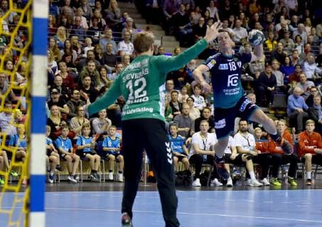 25 11 2018 xlakx EHF Cup 3 Round Fuechse Berlin Aalborg Handbold emspor v l Kristian Saveras Aalborg Handbold 12 Hans Lindberg Fuechse Berlin 18 Berlin