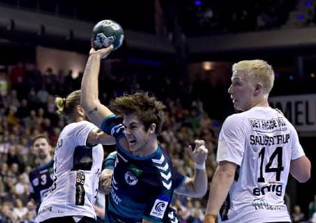 25 11 2018 xlakx EHF Cup 3 Round Fuechse Berlin Aalborg Handbold emspor v l Henrik Mollgaard Aalborg Handbold 21 am Ball Jacob Tandrup Holm Fuechse Berlin 6 Magnus Saugstrup Aalborg Handbold 14 Berlin