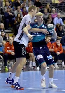 25 11 2018 xlakx EHF Cup 3 Round Fuechse Berlin Aalborg Handbold emspor v l Andreas Holst Jensen Aalborg Handbold 15 Torben Matzken Fuechse Berlin 5 Berlin