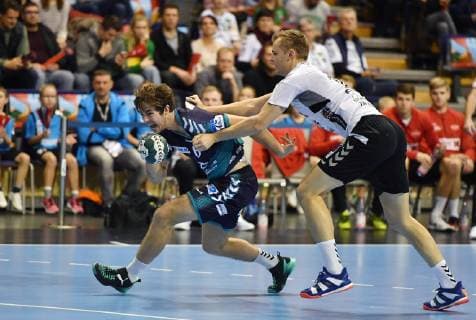 Jacob Tandrup Holm Foxes with ball right Andreas Holst Jensen Aalborg Foxes Berlin DEN Aalborg Handbold EHF Cup 2013 2014 Men Men Handball Germany Germany Max Schmeling Halle Berlin 25 11 2018