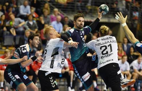 Fabian Wiede Foxes right Hennik Mollgaard Jensen Aalborg left Rene Antonsen Aalborg Foxes Berlin DEN Aalborg Handbold EHF Cup 2013 2014 Men Men Handball Germany Germany Max Schmeling Halle Berlin 25 11 2018