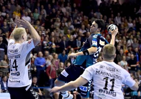 25 11 2018 xlakx EHF Cup 3 Round Fuechse Berlin Aalborg Handbold emspor v l Magnus Saugstrup Aalborg Handbold 14 for jump throw Frederik Simak Fuechse Berlin 24 Omar Ingi Magnusson Aalborg Handbold 11 Berlin