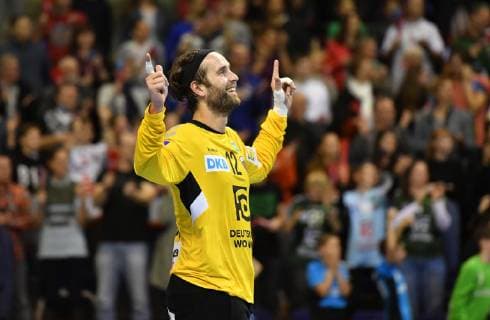 Silvio Heinevetter goalkeeper foxes cheers after a litter foxes held Berlin DEN Aalborg Handbold EHF Cup 2013 2014 men men men handball Germany Germany Max Schmeling Halle Berlin 25 11 2018
