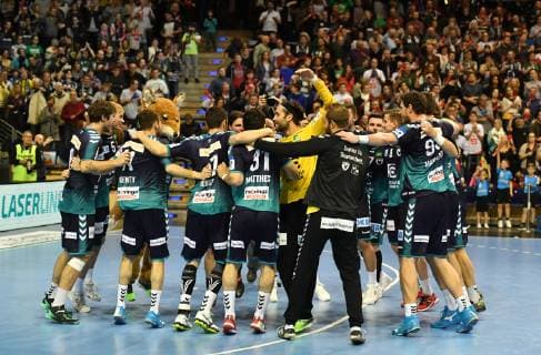The Foxes team with Silvio Heinevetter Goalkeeper Foxes cheers with a top after the game Foxes Berlin THE Aalborg Handbold EHF Cup 2013 2014 Men Men Men Handball Germany Max Schmeling Hall Berlin 25 11 2018