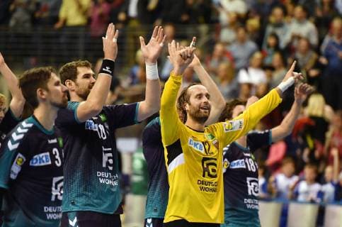 The foxes team with Silvio Heinevetter goalkeeper foxes cheers after the game foxes Berlin DEN Aalborg Handbold EHF Cup 2013 2014 men men men handball Germany Max Schmeling Halle Berlin 25 11 2018