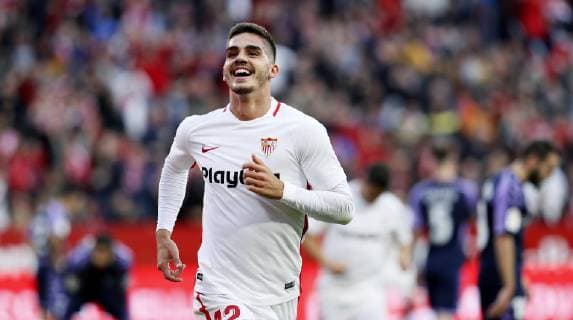 Sport Bilder des Tages Sevilla s forward Andre Silva celebrates after scoring the 1-0 during the Spanish LaLiga match between Sevilla and Valladolid at Ramon Sanchez Pizjuan in Seville, Andalusia, Spain, 25 November 2018. SEVILLA FC- REAL VALLADOLID !ACHTUNG: NUR REDAKTIONELLE NUTZUNG!  Copyright: xJosexManuelxVidal.x GRAF6288 20181125-636787629164034895
