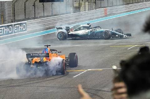 25 11 2018 xekx Formula 1 FIA Grand Prix of Abu Dhabi 2018 Race emspor Dounats of Fernando Alonso ESP 14 McLaren Honda final F1 race rear winner Lewis Hamilton GBR 44 Mercedes AMG Petronas Motorsport DFL DFB REGULATIONS PROHIBIT ANY USE OF PHOTOGRAPHS as IMAGE SEQUENCES and or QUASI VIDEO Abu Dhabi eel-fotografie Eberhard Krieger