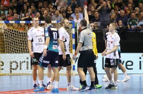 25 11 2018 Handball EHF Cup 3 Round 6 Matchday Fuechse Berlin Aalborg Handbold Picture Red Card after activity of Henrik Mollgaard Jensen Aalborg Handbold vs. Fabian Wiede Fuechse Berlin Handball EHF Cup 3 Round 6 Matchday Fuechse Berlin Aalborg Handbold