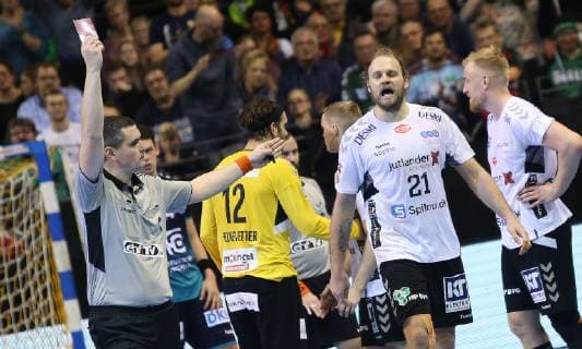 25 11 2018 Handball EHF Cup 3 Round 6 Matchday Fuechse Berlin Aalborg Handbold Picture Red Card after activity of Henrik Mollgaard Jensen Aalborg Handbold Handball EHF Cup 3 Round 6 Matchday Fuechse Berlin Aalborg Handbold