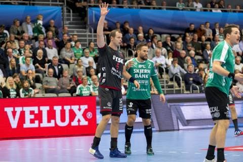 Simon Hald (5) fra SG Flensburg-Handewitt og Thomas Mogensen (2) fra Skjern Haandbold under Champions League gruppekampen i herrehaandbold mellem Skjern Haandbold og SG Flensburg-Handewitt i Skjern Bank Arena i Skjern, soendag den 25. november 2018. , Skjern  Copyright: MadsxDalegaardx cop109 spdk20181125-173711-L