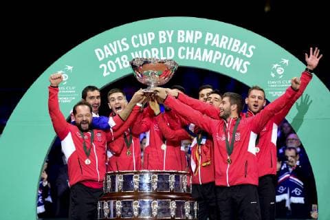 joie des joueurs de la Croatie sur le Podium Marin Cilic (Cro) Borna Coric (Cro) Ivan Dodig (Cro) Mate Pavic (Cro) Franko Skugor (Cro) Zeljko Krajan - Capitaine (Cro) TENNIS : France vs Croatie - Finale de la Coupe Davis - 25 11 2018 JBAutissier Panoramic 