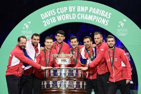 joie des joueurs de la Croatie sur le Podium Marin Cilic (Cro) Borna Coric (Cro) Ivan Dodig (Cro) Mate Pavic (Cro) Franko Skugor (Cro) Zeljko Krajan - Capitaine (Cro) TENNIS : France vs Croatie - Finale de la Coupe Davis - 25 11 2018 JBAutissier Panoramic 