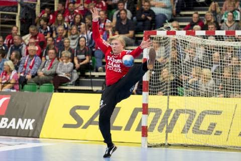 Emil Nielsen (1) fra Skjern Haandbold redder et kast under Champions League gruppekampen i herrehaandbold mellem Skjern Haandbold og SG Flensburg-Handewitt i Skjern Bank Arena i Skjern, soendag den 25. november 2018. , Skjern  Copyright: MadsxDalegaardx cop109 spdk20181125-185232-L