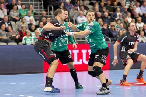 Benjamin Jakobsen (3) fra Skjern Haandbold (th) har fat i Simon Hald (5) fra SG Flensburg-Handewitt under Champions League gruppekampen i herrehaandbold mellem Skjern Haandbold og SG Flensburg-Handewitt i Skjern Bank Arena i Skjern, soendag den 25. november 2018. , Skjern  Copyright: MadsxDalegaardx cop109 spdk20181125-185238-L