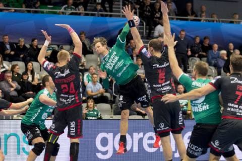 Kasper Soendergaard (22) fra Skjern Haandbold skyder paa maal, mens Jim Gottfridsson (24) og Simon Hald (5) daekker op, under Champions League gruppekampen i herrehaandbold mellem Skjern Haandbold og SG Flensburg-Handewitt i Skjern Bank Arena i Skjern, soendag den 25. november 2018. , Skjern  Copyright: MadsxDalegaardx cop109 spdk20181125-185428-L