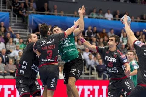 Eivind Tangen (25) fra Skjern Haandbold bliver tacklet af Simon Hald (5), Tobias Karlsson (3) og Rasmus Lauge Schmidt (25) fra SG Flensburg-Handewitt under Champions League gruppekampen i herrehaandbold mellem Skjern Haandbold og SG Flensburg-Handewitt i Skjern Bank Arena i Skjern, soendag den 25. november 2018. , Skjern  Copyright: MadsxDalegaardx cop109 spdk20181125-185537-L