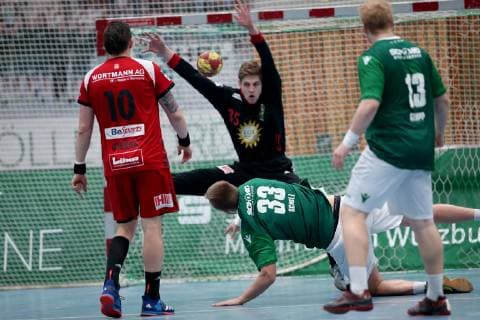 Germany Würzburg s Oliver Arena 25 11 2018 Handball 2 Bundesliga DJK Rimpar Woelfe TuS N Luebbecke Bild v l Lukasz Gierak TuS Lübbecke 10 Goalkeeper Joel Birlehm TuS Lübbecke 35 Michael Schulz DJK Rimpar Wolves 33 and Patrick Gempp DJK Rimpar Wolves 13 Copyright: HMBxMedia xHeikoxBecker