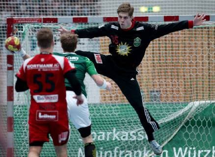 Germany Würzburg s Oliver Arena 25 11 2018 Handball 2 Bundesliga DJK Rimpar Woelfe TuS N Luebbecke Picture v l Kenji Hövels TuS Lübbecke 55 Benedikt Brielmeier DJK Rimpar Wölfe 43 and goalkeeper Joel Birlehm TuS Lübbecke 35 Copyright: HMBxMedia xHeikoxBecker