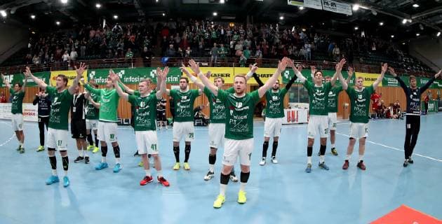 Germany Würzburg s Oliver Arena 25 11 2018 Handball 2 Bundesliga DJK Rimpar Woelfe TuS N Luebbecke Picture v l The team celebrates victory with the fans Copyright: HMBxMedia xHeikoxBecker