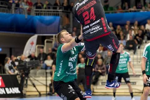 Christoffer Cichosz (9) fra Skjern Haandbold forsoeger at stoppe Jim Gottfridsson (24) fra SG Flensburg-Handewitt under Champions League gruppekampen i herrehaandbold mellem Skjern Haandbold og SG Flensburg-Handewitt i Skjern Bank Arena i Skjern, soendag den 25. november 2018. , Skjern  Copyright: MadsxDalegaardx cop109 spdk20181125-190045-L