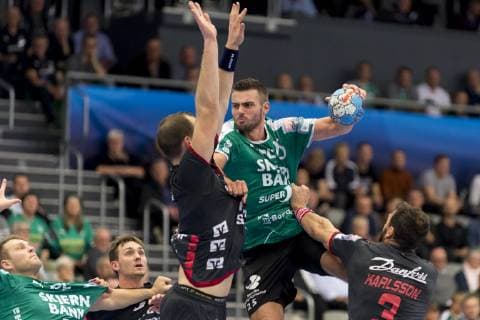 Eivind Tangen (25) fra Skjern Haandbold i naerkamp med Simon Hald (5) og Tobias Karlsson (3) fra SG Flensburg-Handewitt under Champions League gruppekampen i herrehaandbold mellem Skjern Haandbold og SG Flensburg-Handewitt i Skjern Bank Arena i Skjern, soendag den 25. november 2018. , Skjern  Copyright: MadsxDalegaardx cop109 spdk20181125-190107-L